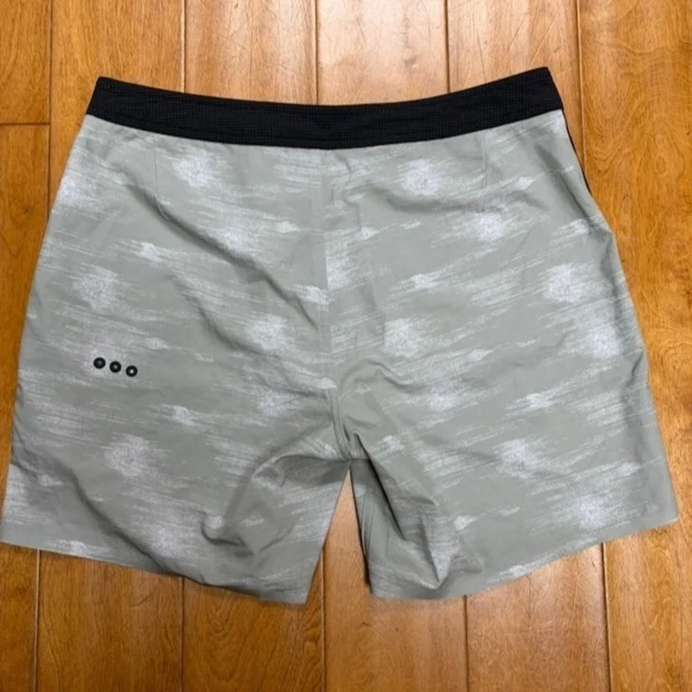 Vuori Swim Trunks Mens 30 Green Board Shorts Drawstring V374 Logo Summer Beach